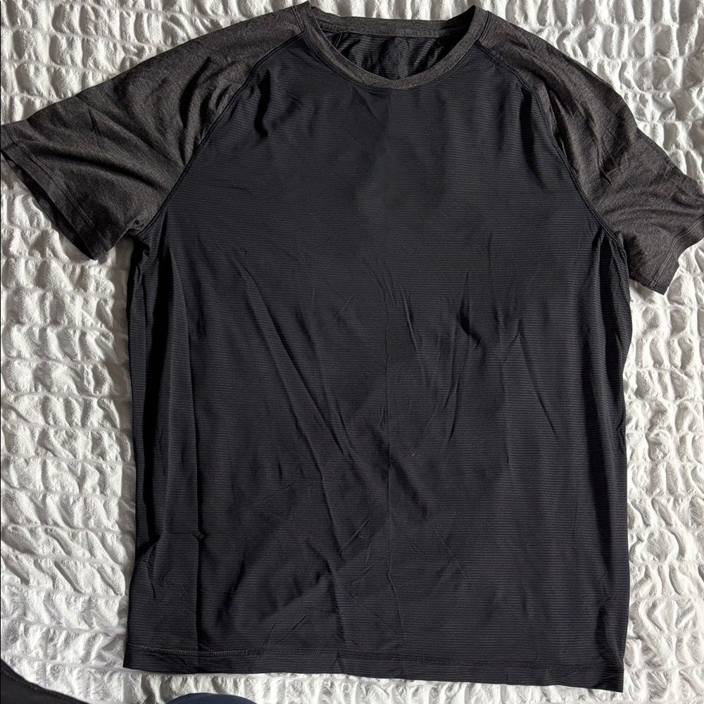 Lululemon NWOT Men’s Black and Dark Gray Short Sleeve Tee XL